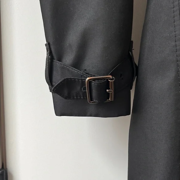 Burberry Elegant Black Trench Coat - Picture 4 of 9